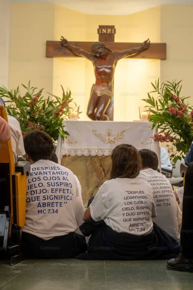 Croce sui giovani - Immagini stock cattoliche