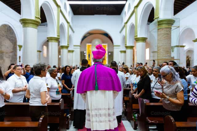 Procesión de entrada de Monseñor con sotana - Banco de imágenes católicas - Fotografía por Miguel White