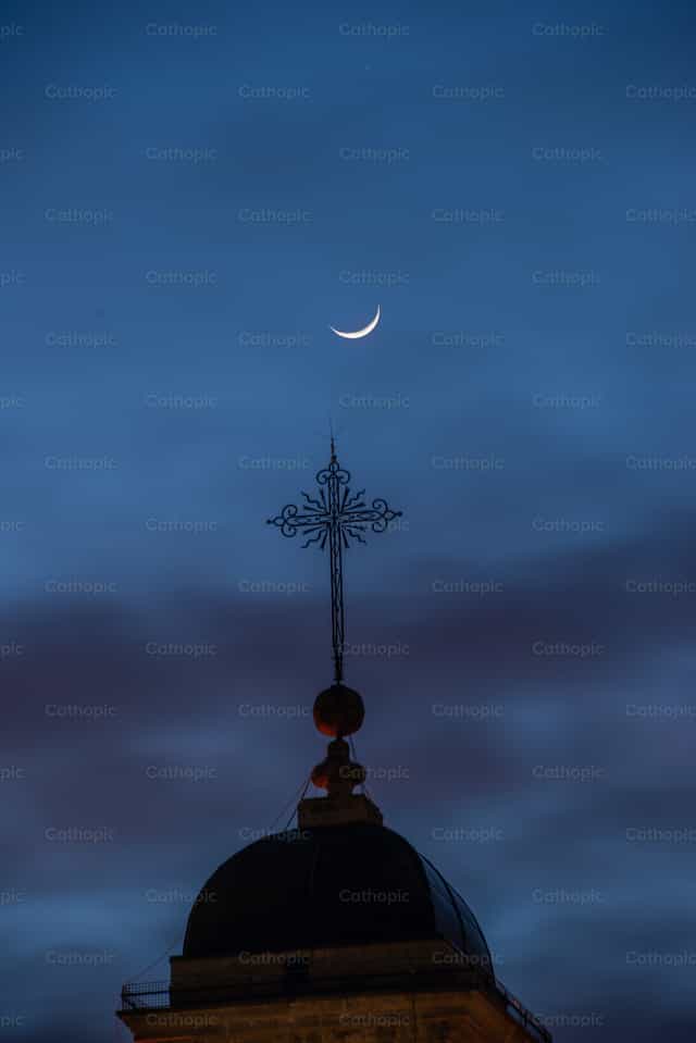 Luna creciente sobre cúpula con cruz al atardecer - Banco de imágenes católicas - Fotografía por Pierluigi Palazzi