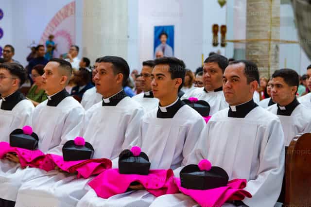 Szeminaristák a Szent székesegyházi templomban ülve - Katolikus stockképek