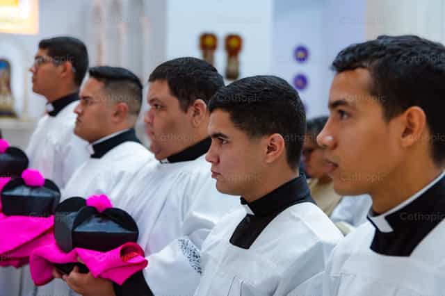 Miradas de los Seminaristas - Banco de imágenes católicas - Fotografía por Miguel White