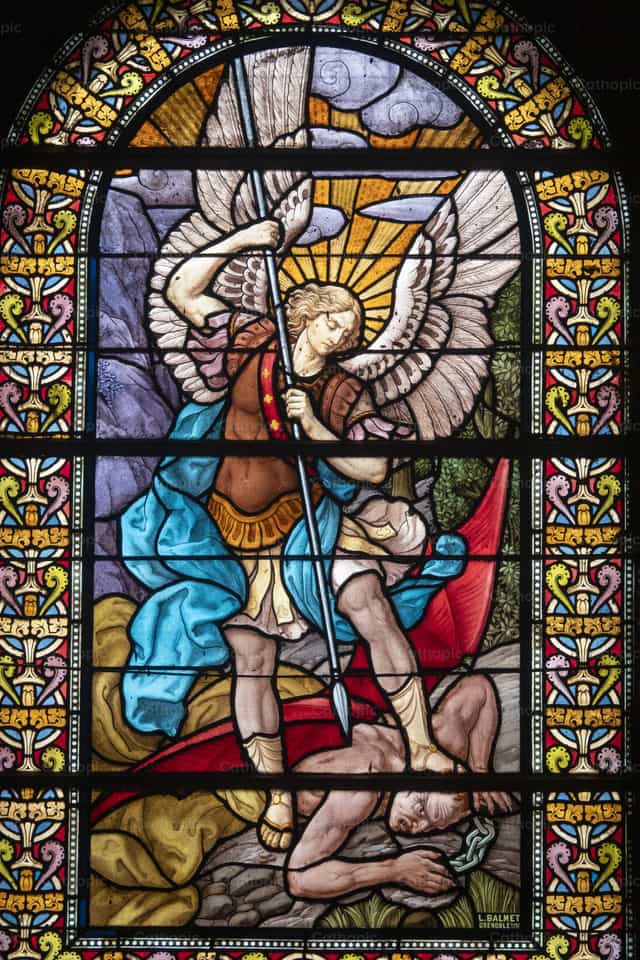 San Miguel Arcángel matando a un demonio - Banco de imágenes católicas - Fotografía por Joan Sutter