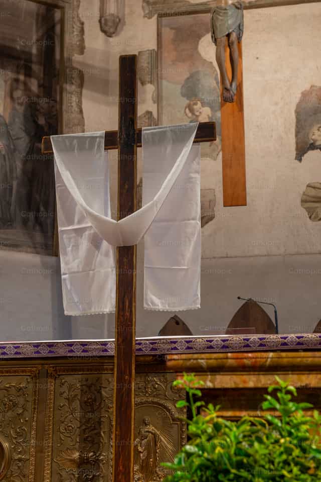 Crucifixo de madeira no altar da igreja - Imagens católicas de stock - Foto de Pierluigi Palazzi