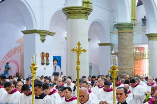 Cruz procesional con Sacerdotes Diocesanos - Banco de imágenes católicas