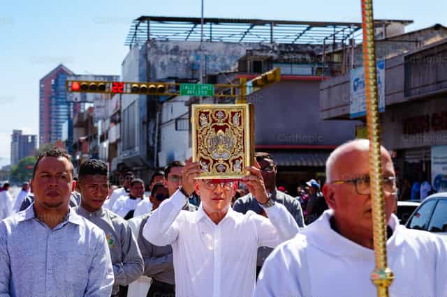 Procesión del Evangeliario llevado por Diácono - Banco de imágenes católicas