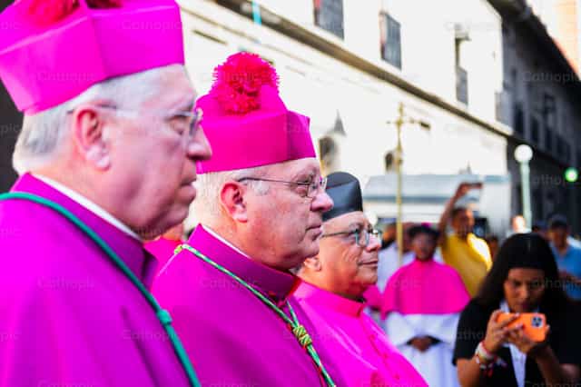 Obispos compartiendo con los feligreses - Banco de imágenes católicas - Fotografía por Miguel White