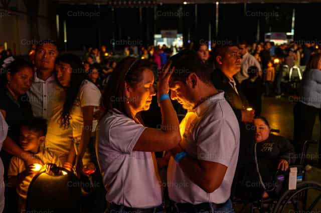 Pareja orando - Banco de imágenes católicas - Fotografía por Gerardo Juarez