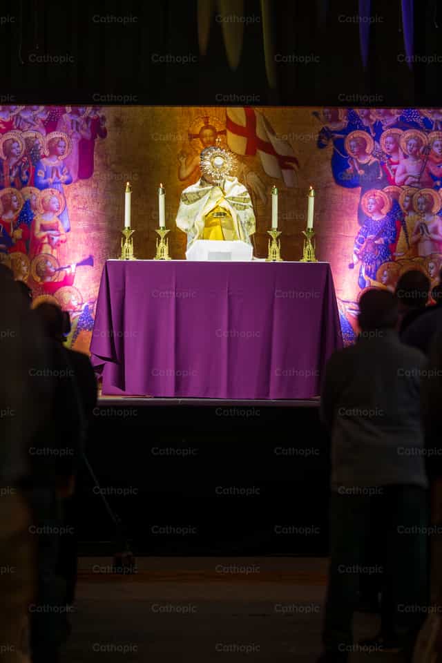 Bendición después de la adoración - Banco de imágenes católicas