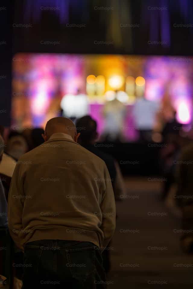 Fiel de la parroquia Adoración - Banco de imágenes católicas - Fotografía por Personally Catholic