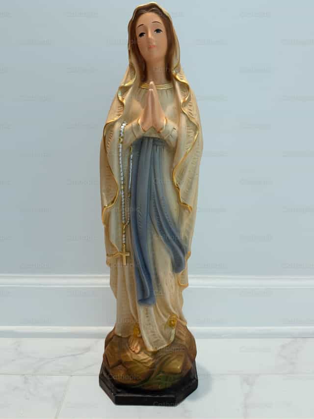 Statue de Notre-Dame de Lourdes - Images catholiques de stock