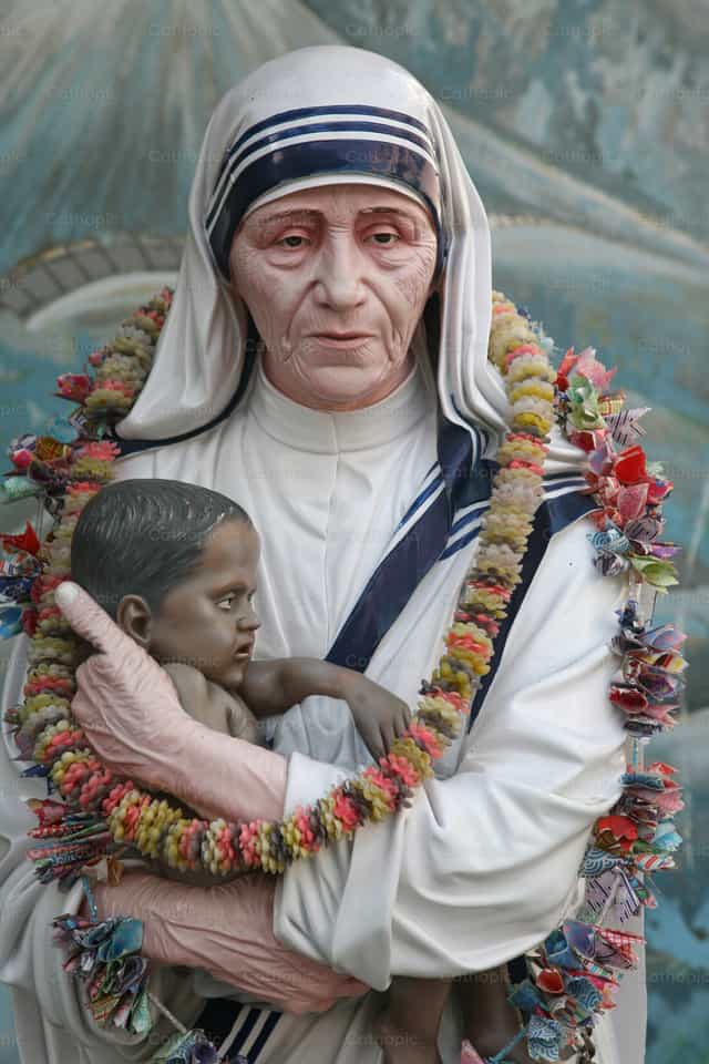 Estatua de la Madre Teresa en la casa Prem Dan, Calcuta. - Banco de imágenes católicas - Fotografía por Zvonimir Atletić