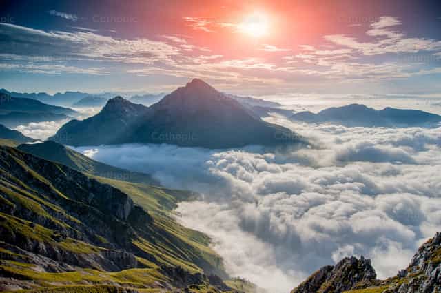 Der Morgen in den Bergen - Katholische Stockfotos