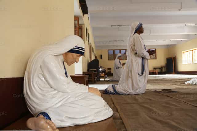 Estatua de la Madre Teresa - Banco de imágenes católicas - Fotografía por Zvonimir Atletić