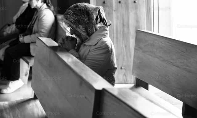 Gebet in der Stille des Tempels - Katholische Stockfotos