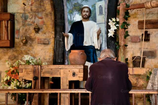Man in front of Saint Joseph - Catholic stock images - Photo by Carolina BR