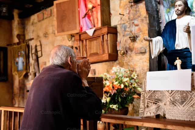 Persistent Prayer - Catholic stock images - Photo by Carolina BR