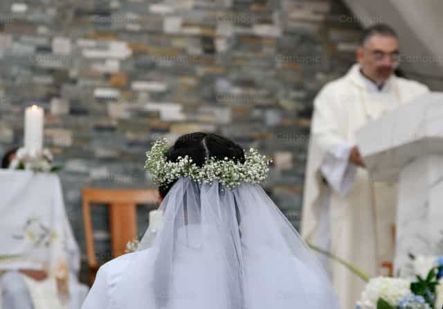Hermana vestida de novia para profesar - Banco de imágenes católicas - Fotografía por Carolina BR