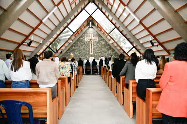 Interior de iglesia durante celebración litúrgica - Banco de imágenes católicas - Fotografía por Carolina BR