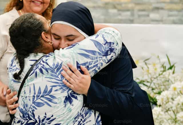 Abrazo - Banco de imágenes católicas - Fotografía por Carolina BR