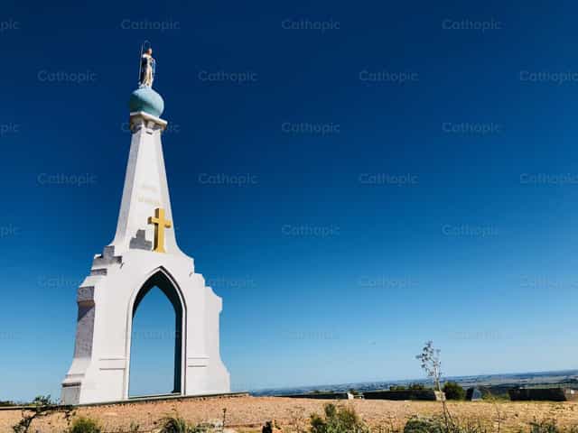 À l’entrée du village se trouve Notre-Dame - Images catholiques de stock