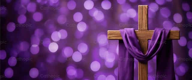 Cruz de madera con tela morada, fondo cuaresmal - Banco de imágenes católicas