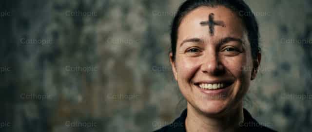 Menina com Cruz de Cinzas, Quarta-Feira de Cinzas - Imagens católicas de stock