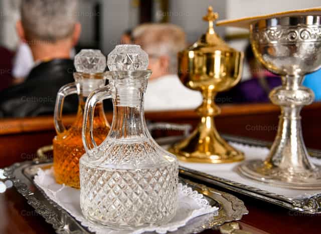 Ampolas litúrgicas com vinho e água, prontas para uso - Imagens católicas de stock