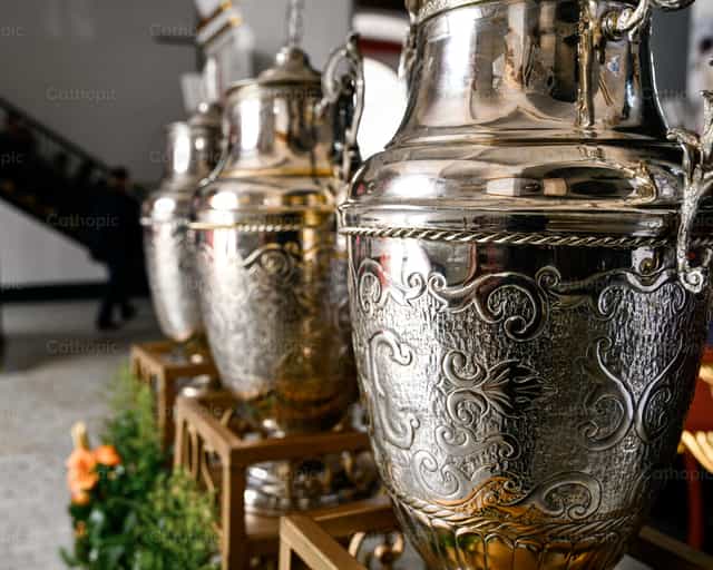 Detalle de ánforas de los santos óleos con grabado - Banco de imágenes católicas - Fotografía por Carolina BR