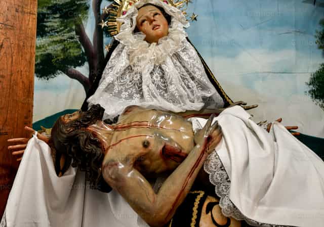 Addolorata tiene Cristo - Immagini stock cattoliche - Foto di Carolina BR
