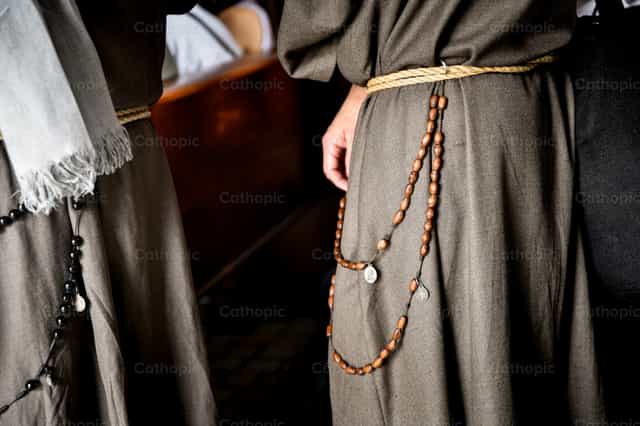 Rosario franciscano sobre el hábito - Banco de imágenes católicas - Fotografía por Carolina BR