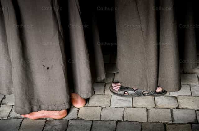 Pies descalzos en vida franciscana - Banco de imágenes católicas - Fotografía por Carolina BR