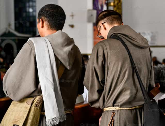 Frailes franciscanos en comunidad - Banco de imágenes católicas - Fotografía por Carolina BR