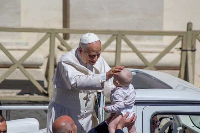 Papa León bendición un bebé - Banco de imágenes católicas