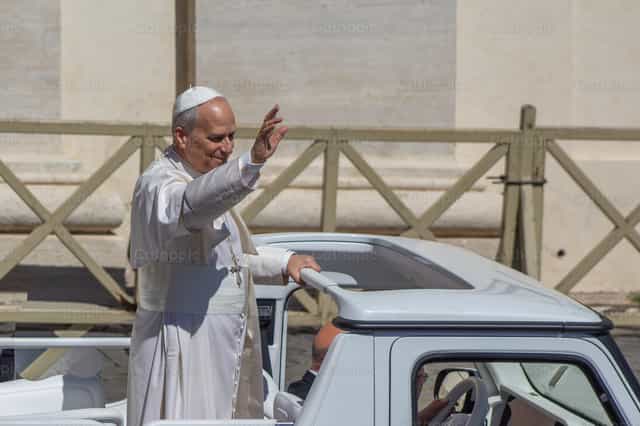 Papa León saludando en Pascua - Banco de imágenes católicas