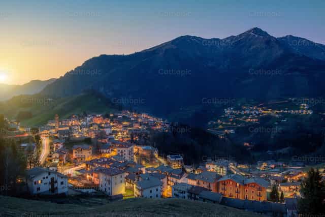 Pueblo alpino al atardecer - Banco de imágenes católicas - Fotografía por Pierluigi Palazzi