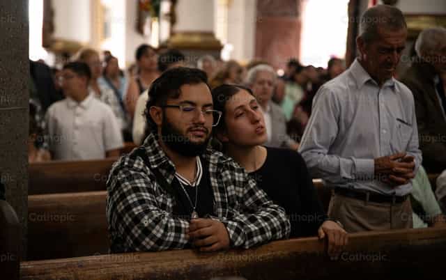 Young people praying together - Catholic stock images - Photo by Carolina BR
