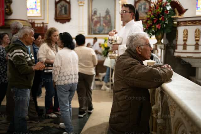 Oración junto al altar - Banco de imágenes católicas