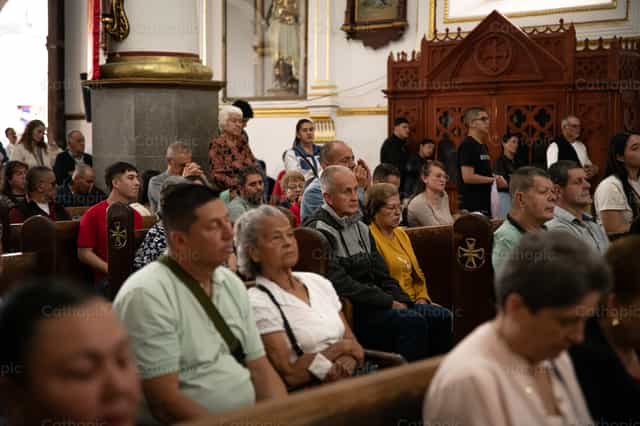 Comunidad en oración - Banco de imágenes católicas - Fotografía por Carolina BR