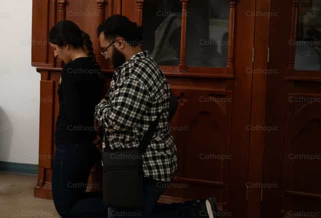 Oración de rodillas en pareja - Banco de imágenes católicas - Fotografía por Carolina BR