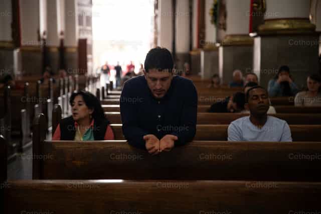 Oración con manos abiertas - Banco de imágenes católicas