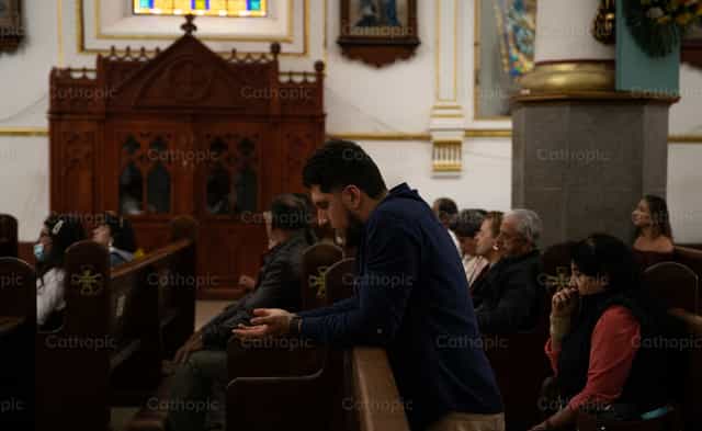 A moment of silent prayer - Catholic stock images - Photo by Carolina BR