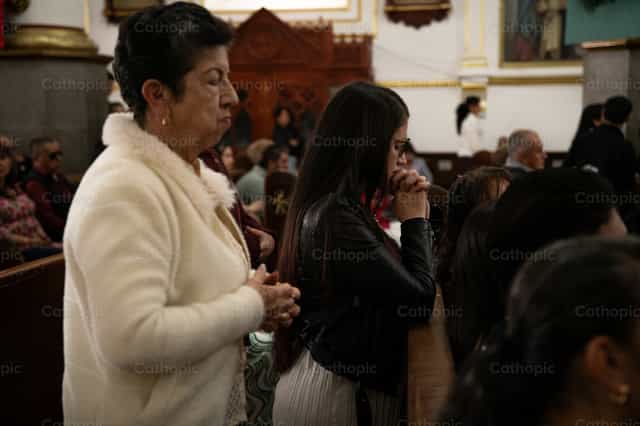 Generaciones en oración en la iglesia - Banco de imágenes católicas - Fotografía por Carolina BR