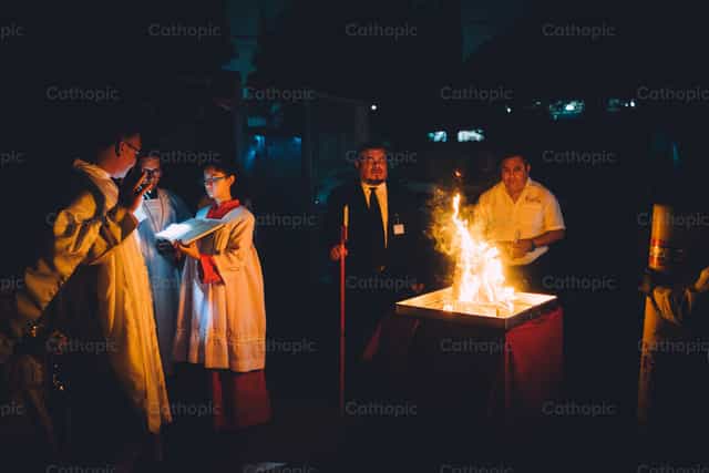 Lighting of the Holy Fire - Catholic stock images - Photo by Gerardo Juarez