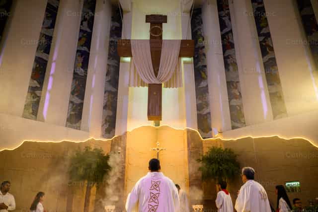 Sacerdote incensando el altar - Banco de imágenes católicas - Fotografía por Gerardo Juarez