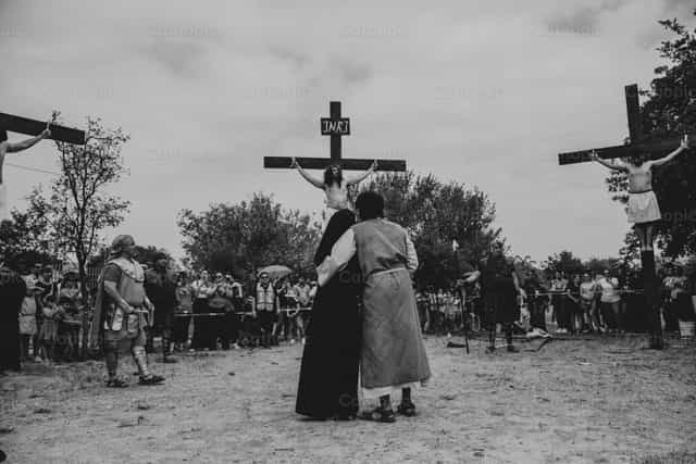 Vía Crucis: La crucifixión - Banco de imágenes católicas