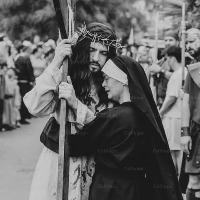 Representação das Estações da Via-Sacra: Jesus e Maria - Imagens católicas de stock