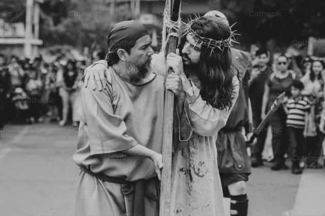 Representación del Vía Crucis: Simón de Cirene - Banco de imágenes católicas - Fotografía por Gerardo Juarez