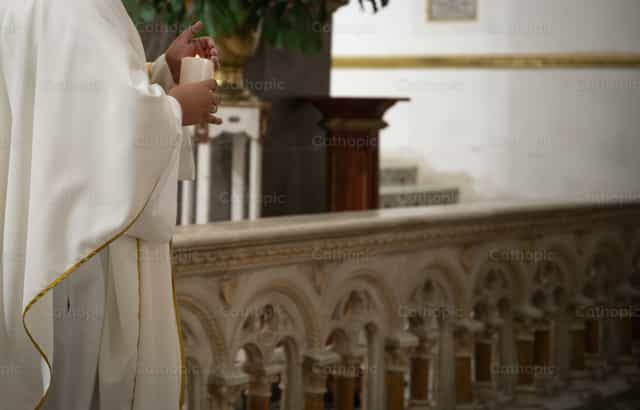 Vela encendida en el altar - Banco de imágenes católicas - Fotografía por Carolina BR