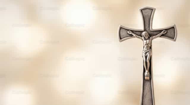 Crucifixo de Metal em Fundo Bege - Imagens católicas de stock - Foto de catholicmall.org