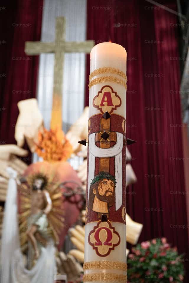 A vela pascal acesa diante do altar durante - Imagens católicas de stock - Foto de Carolina BR
